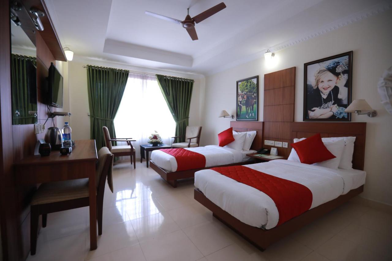 Hotel peninsula Thrissur Buitenkant foto