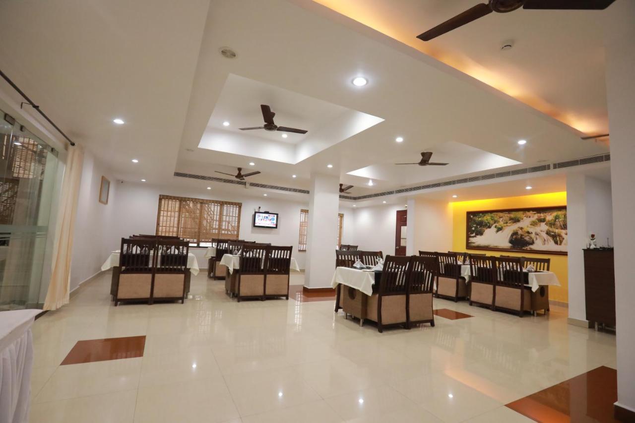 Hotel peninsula Thrissur Buitenkant foto