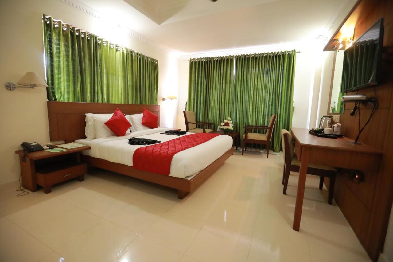 Hotel peninsula Thrissur Buitenkant foto