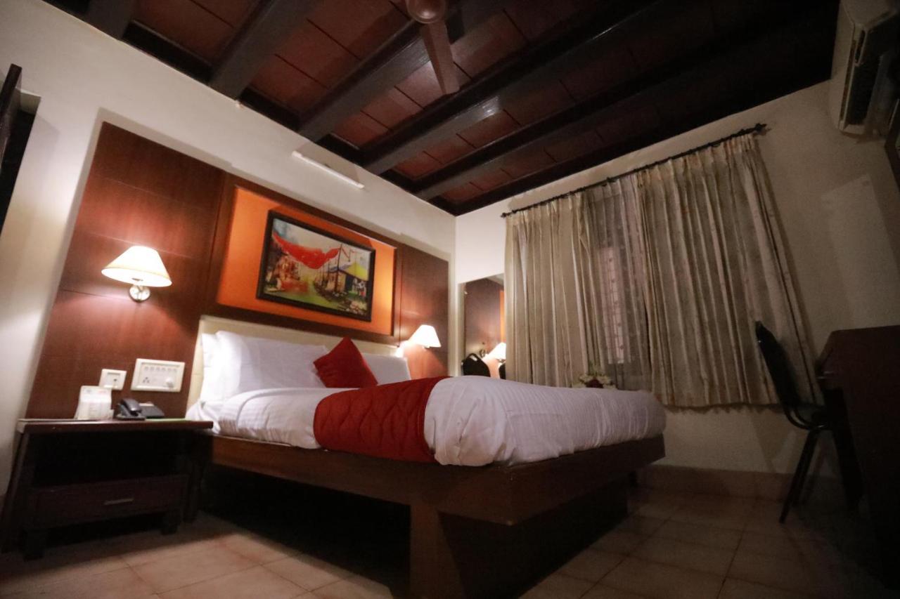 Hotel peninsula Thrissur Buitenkant foto