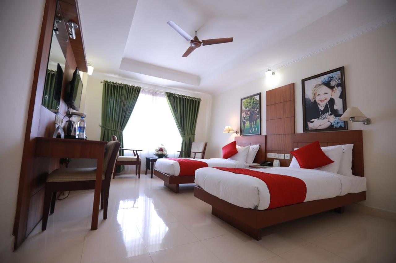 Hotel peninsula Thrissur Buitenkant foto