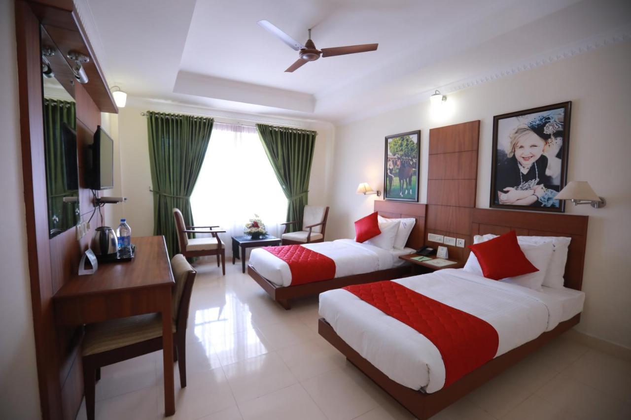 Hotel peninsula Thrissur Buitenkant foto