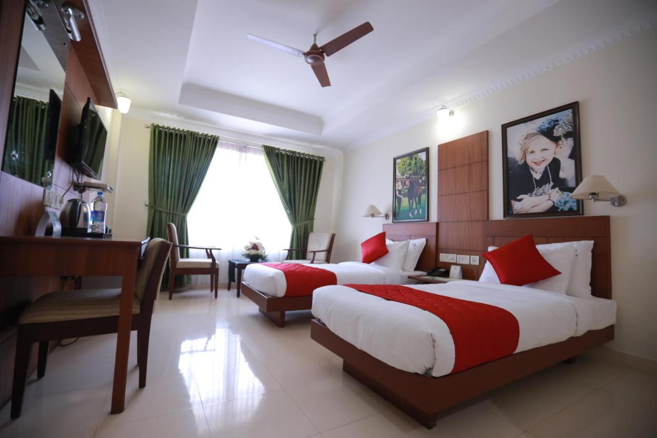 Hotel peninsula Thrissur Buitenkant foto