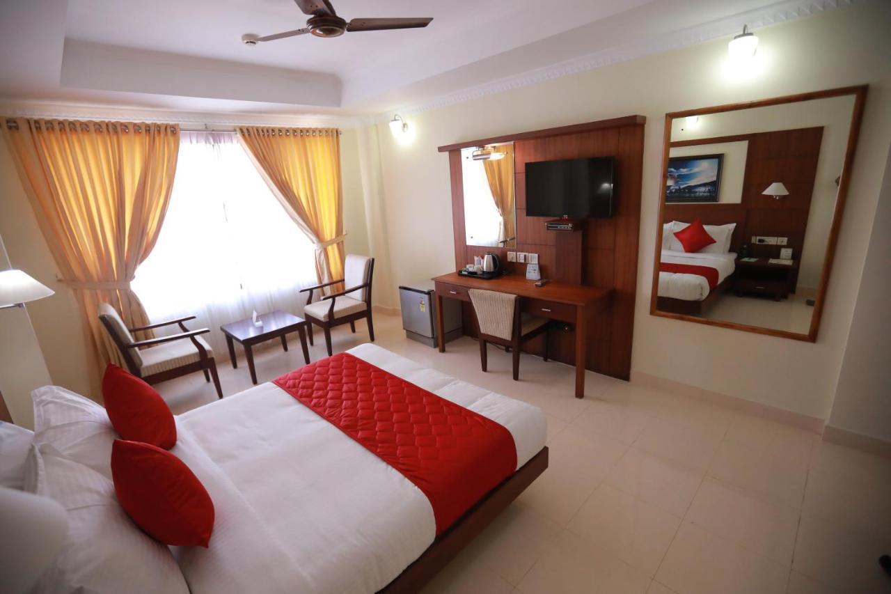 Hotel peninsula Thrissur Buitenkant foto