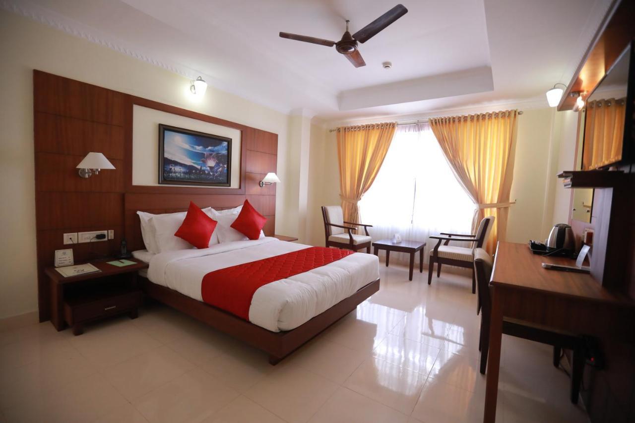 Hotel peninsula Thrissur Buitenkant foto