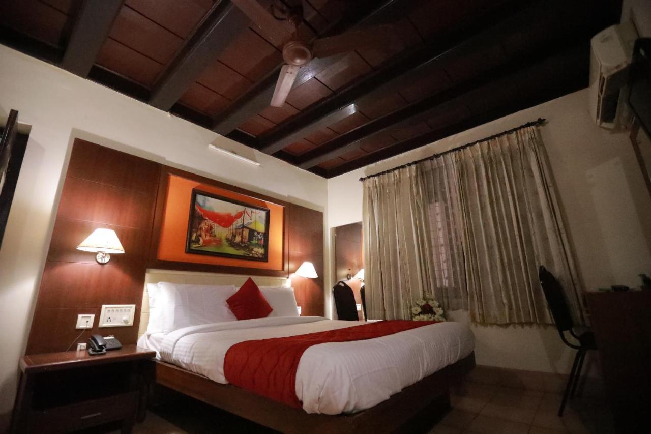 Hotel peninsula Thrissur Buitenkant foto